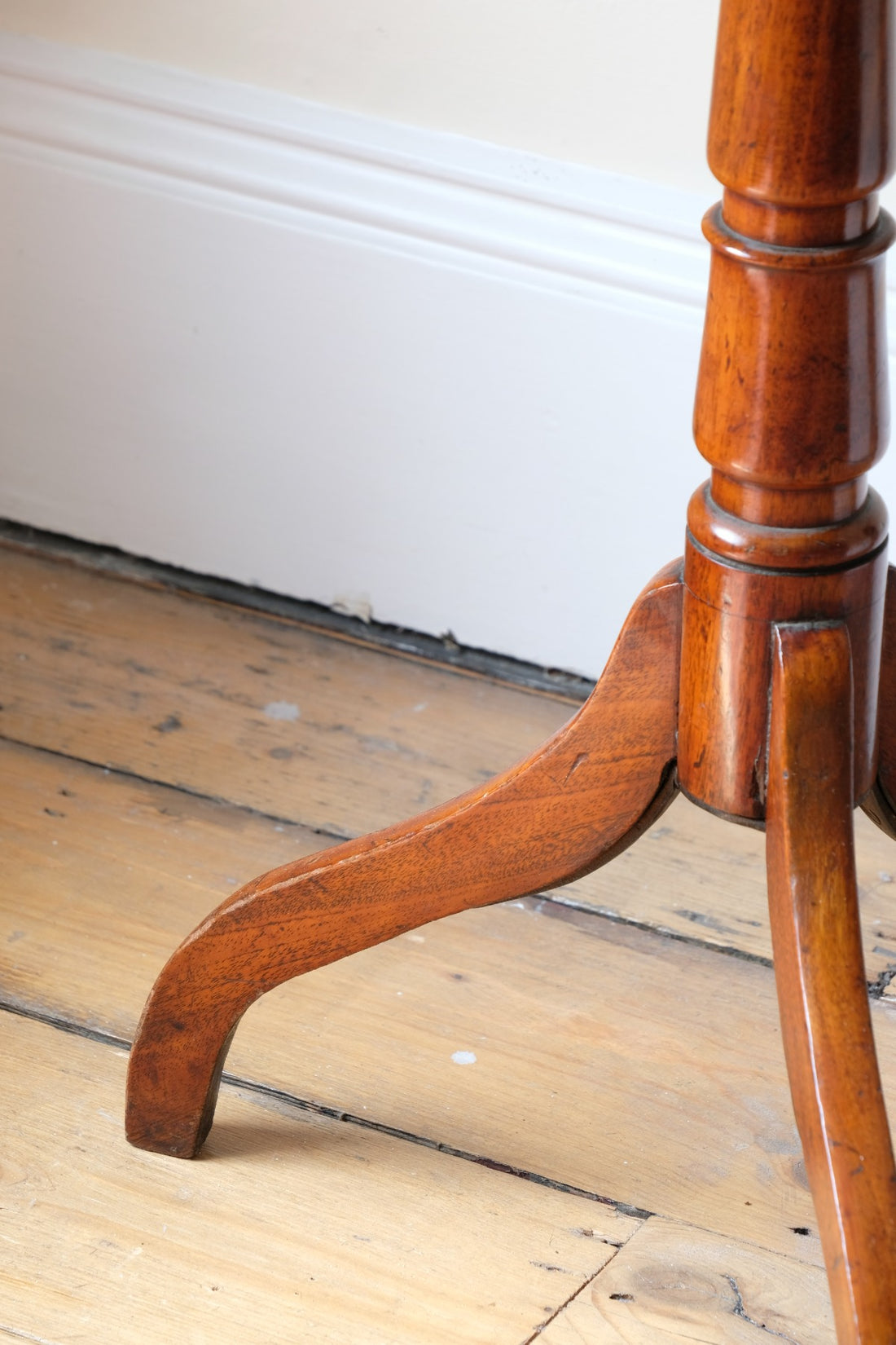 Antique flame mahogany oval wine table - George III