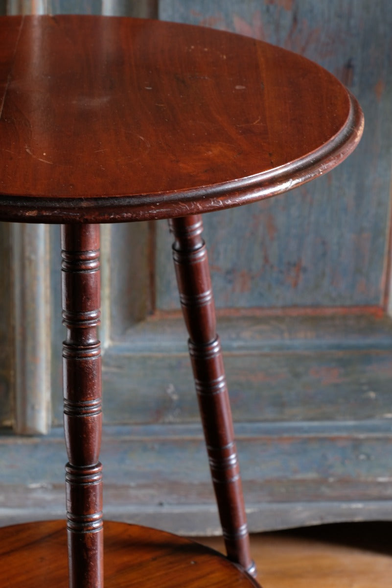 Detail of turned leg and lower shelf under tier