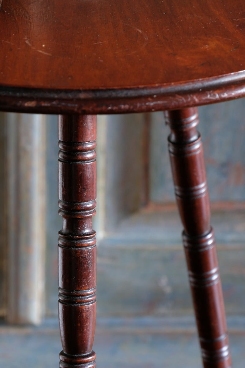 Detail of turned leg and lower shelf under tier