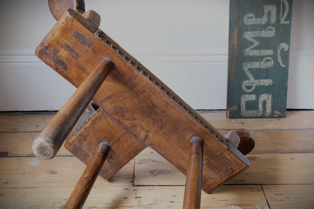 Underside showing rough elm grain and tool marks of the 1950s Spanish Brutalist primitive elm leather chair