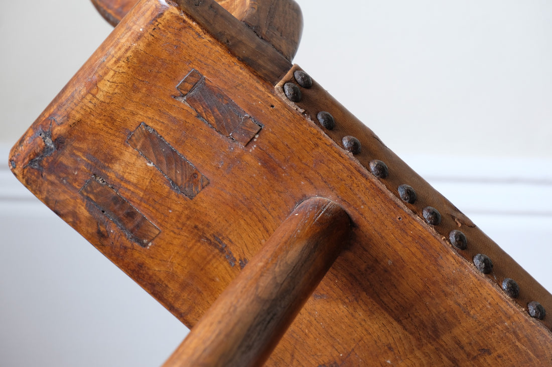 Underside showing rough elm grain and tool marks of the 1950s Spanish Brutalist primitive elm leather chair