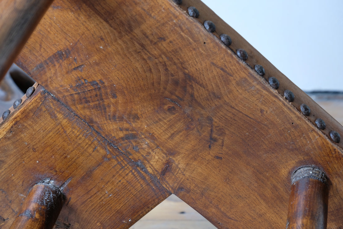 Underside showing rough elm grain and tool marks of the 1950s Spanish Brutalist primitive elm leather chair