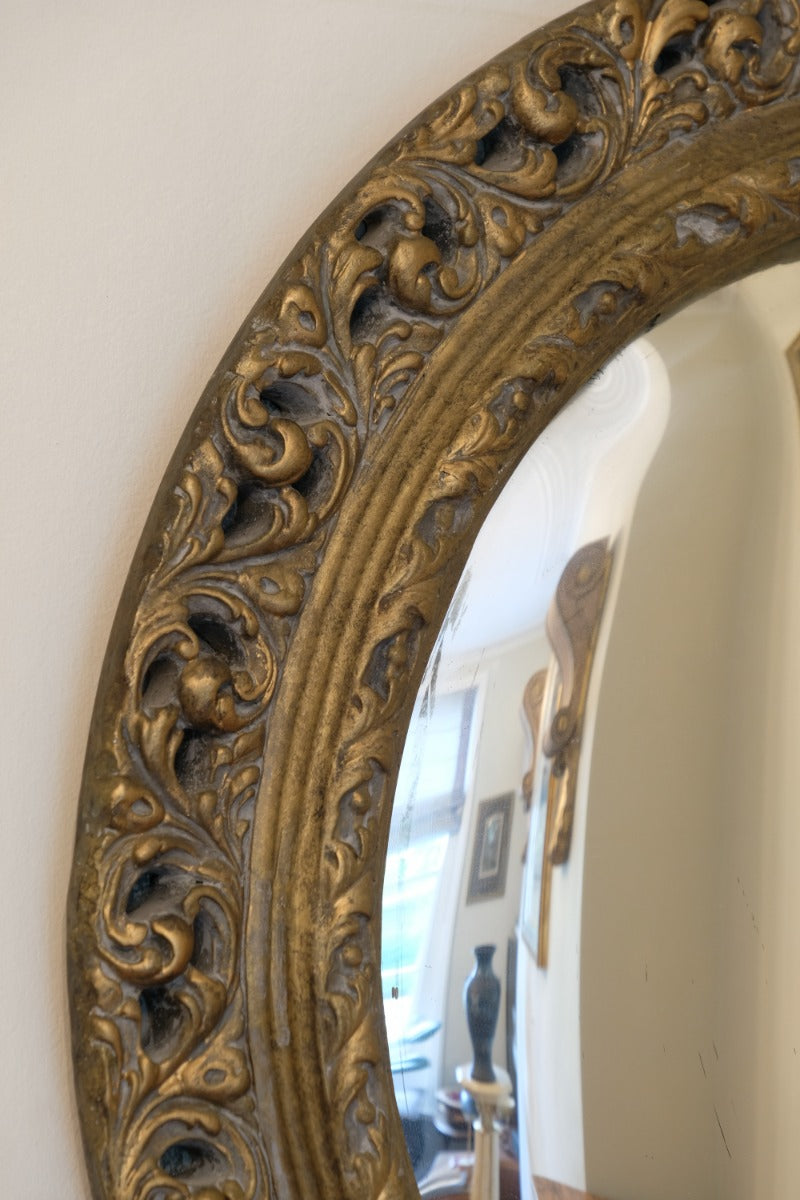 19th Century Round Convex Giltwood Mirror with Pierced Foliate Frame