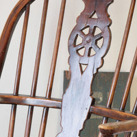 Close up of the wheel back - Antique English Windsor armchair in elm with uneven seat and ash stick back