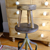 Early 20th Century Elm Milking Stool with Thick Weathered Seat and Original Patina