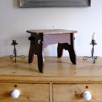 Antique Arts and Crafts oak low stool with S-shaped carrying handle, fret-cut arches and exposed keyed through-tenons, circa 1900.