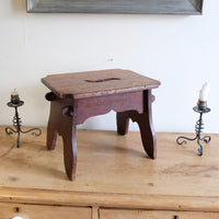 Antique Arts and Crafts oak low stool with S-shaped carrying handle, fret-cut arches and exposed keyed through-tenons, circa 1900.