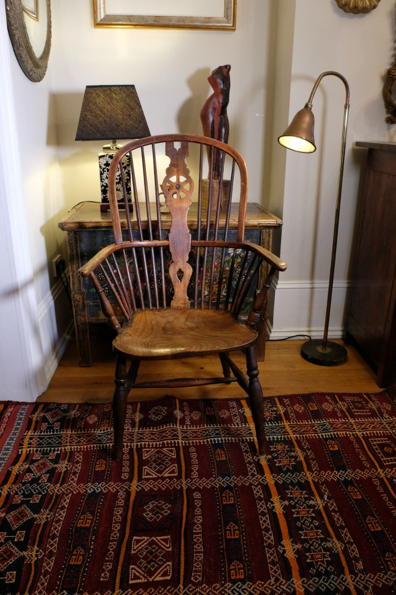 19th‑century Windsor wheelback armchair turned spindles elm seat