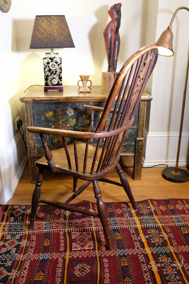 19th‑century Windsor wheelback armchair turned spindles elm seat