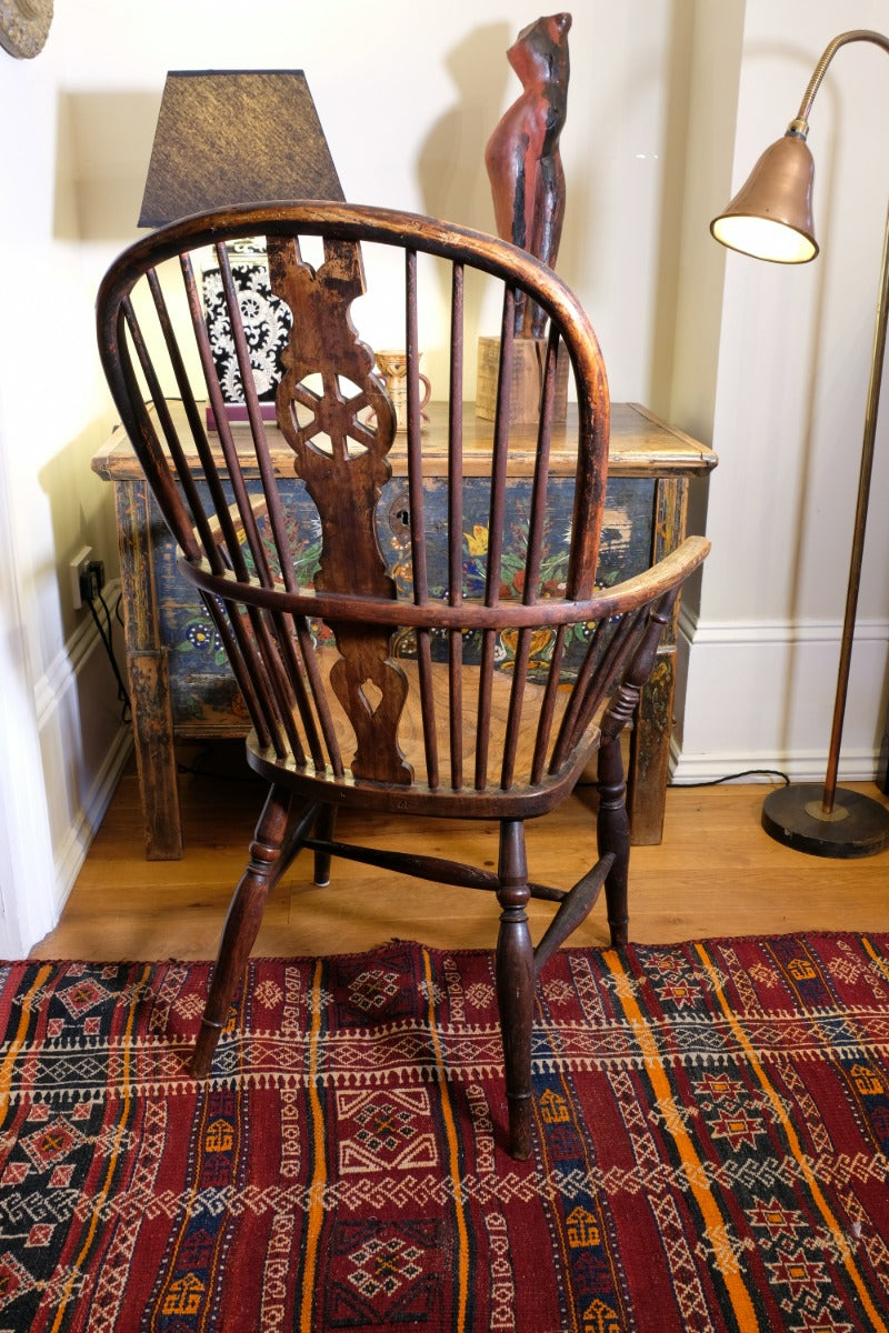 19th‑century Windsor wheelback armchair turned spindles elm seat