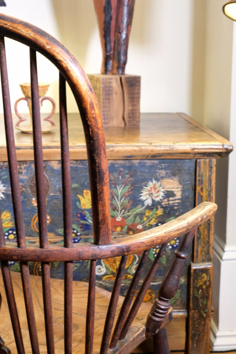 19th‑century Windsor wheelback armchair turned spindles elm seat
