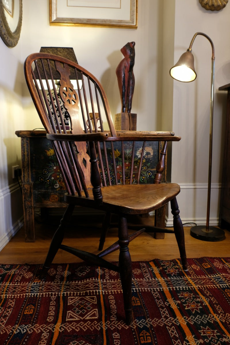 19th‑century Windsor wheelback armchair turned spindles elm seat