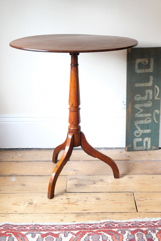 Light-Flamed Mahogany Oval Wine Table - A Rare Treasure of the George III Era