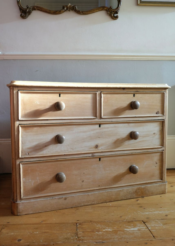 Timeless Elegance: Late 19th-Century Pine Chest of Drawers