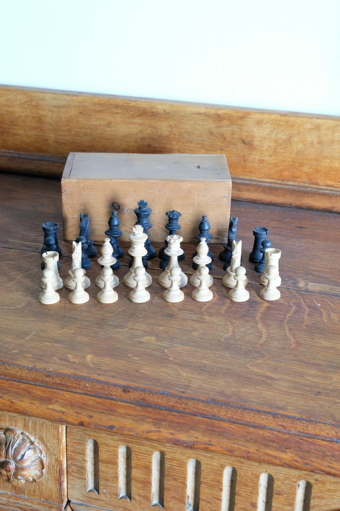 Staunton pattern boxwood & ebonised chess set