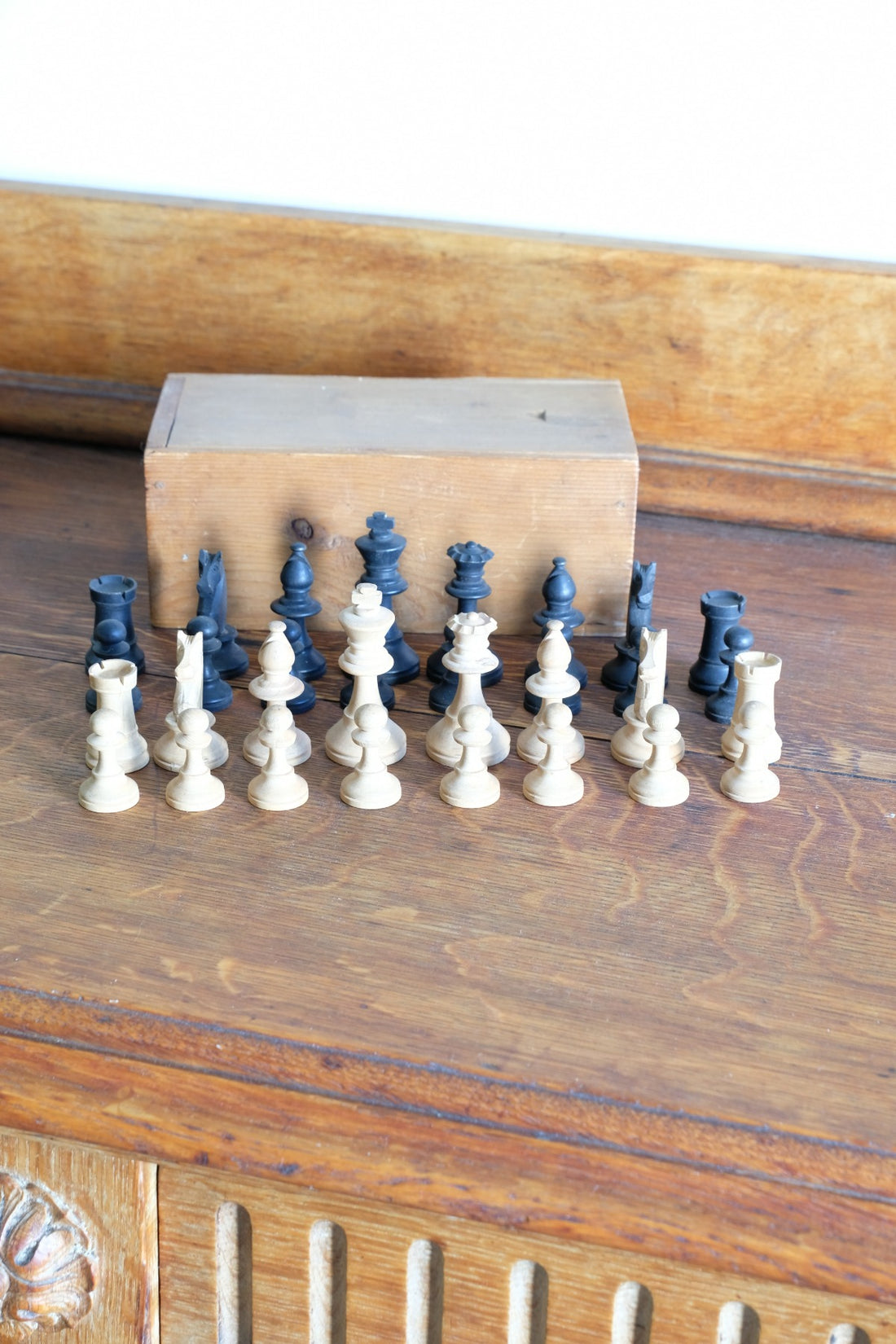 Staunton pattern boxwood & ebonised chess set