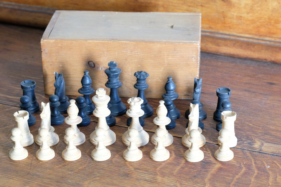 Staunton pattern boxwood & ebonised chess set