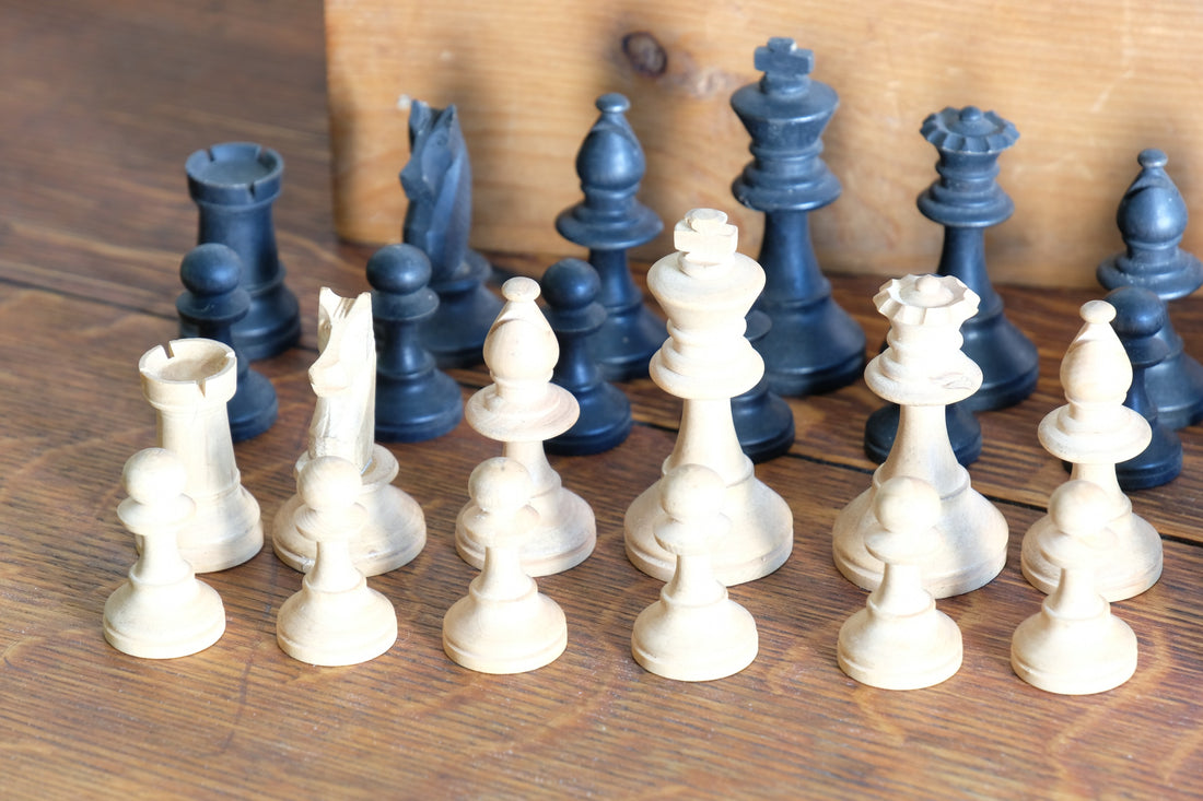 Staunton pattern boxwood & ebonised chess set