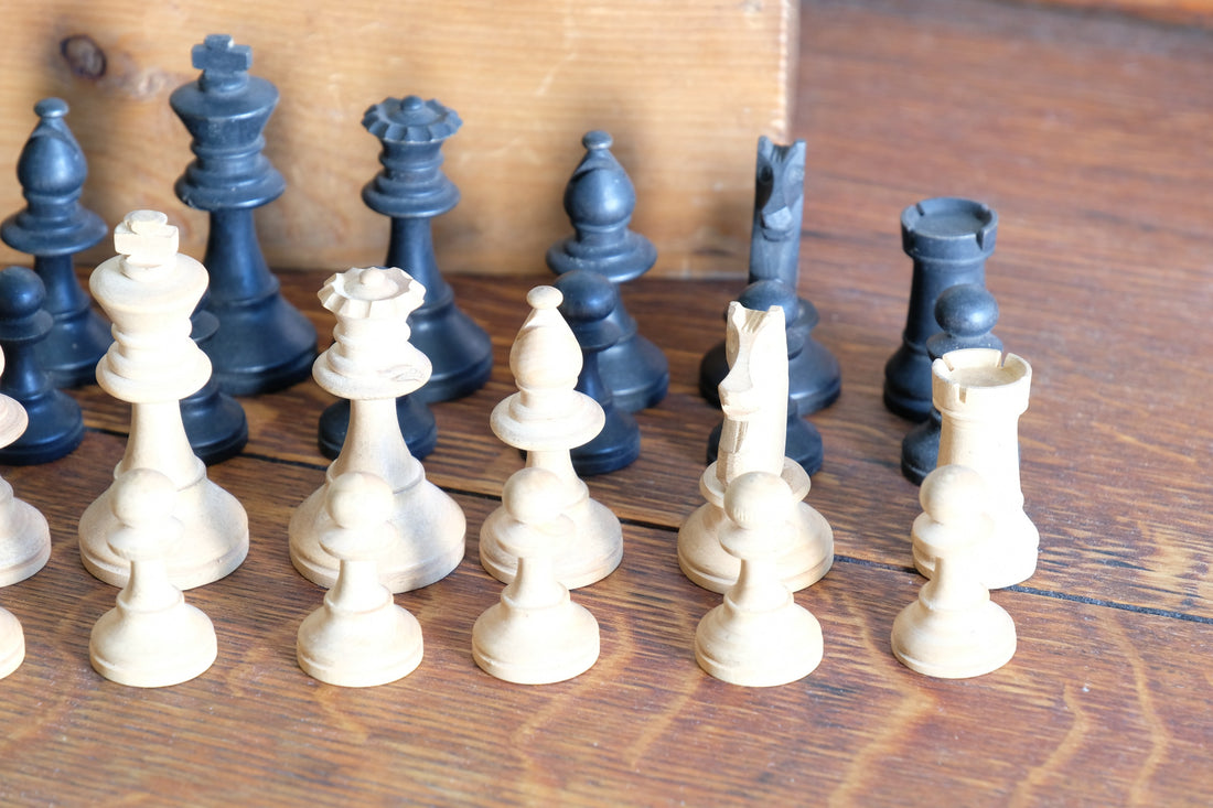 Staunton pattern boxwood & ebonised chess set