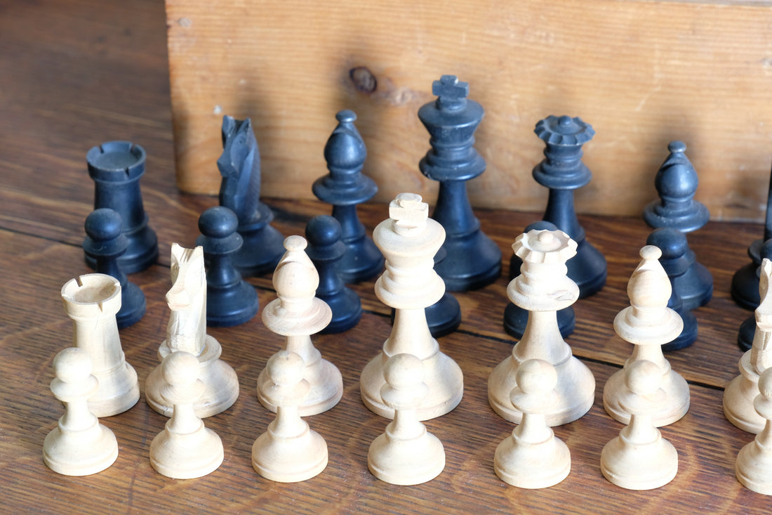 Staunton pattern boxwood & ebonised chess set