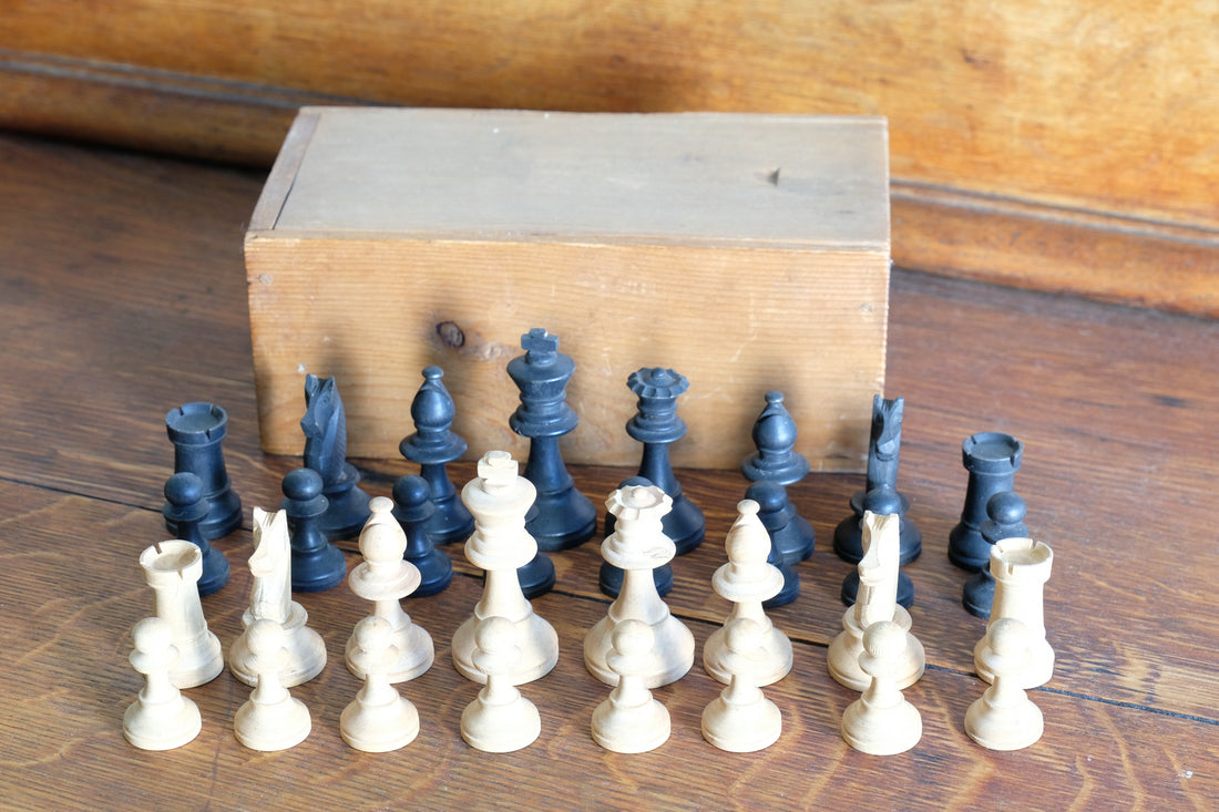 Staunton pattern boxwood & ebonised chess set