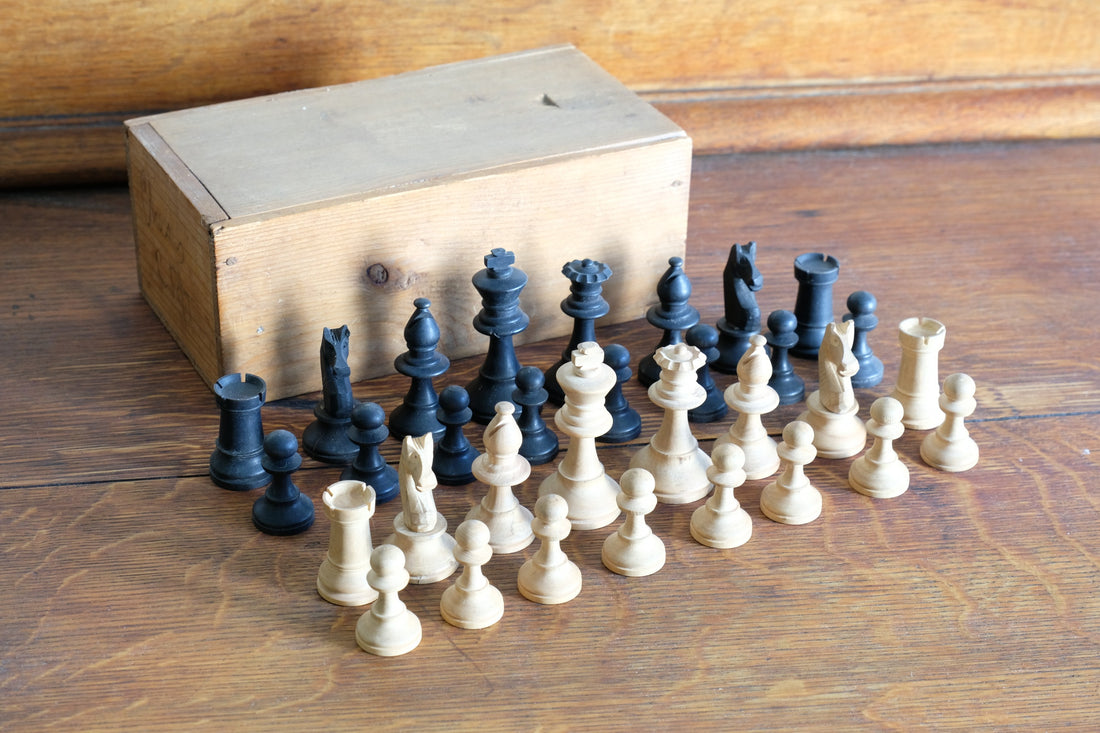 Staunton pattern boxwood & ebonised chess set