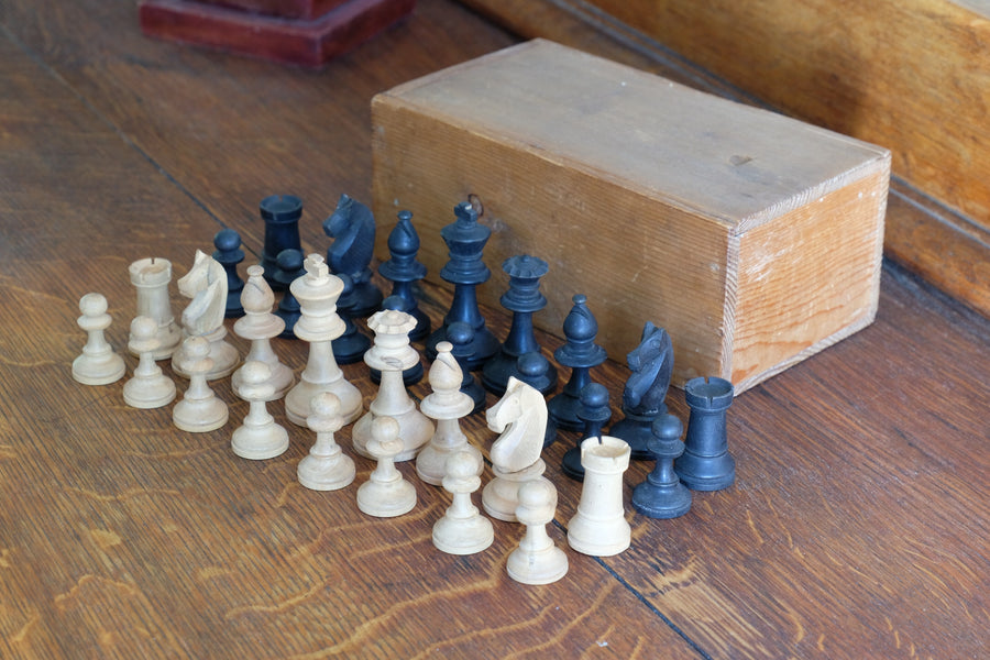 Staunton pattern boxwood & ebonised chess set