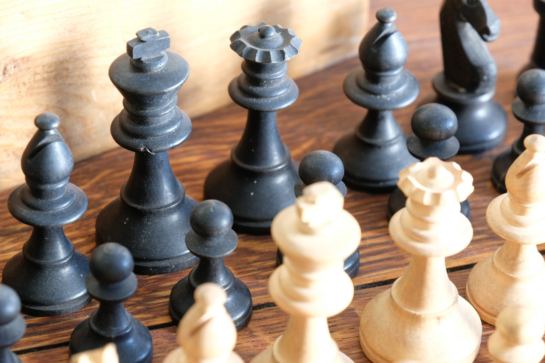 Staunton pattern boxwood & ebonised chess set