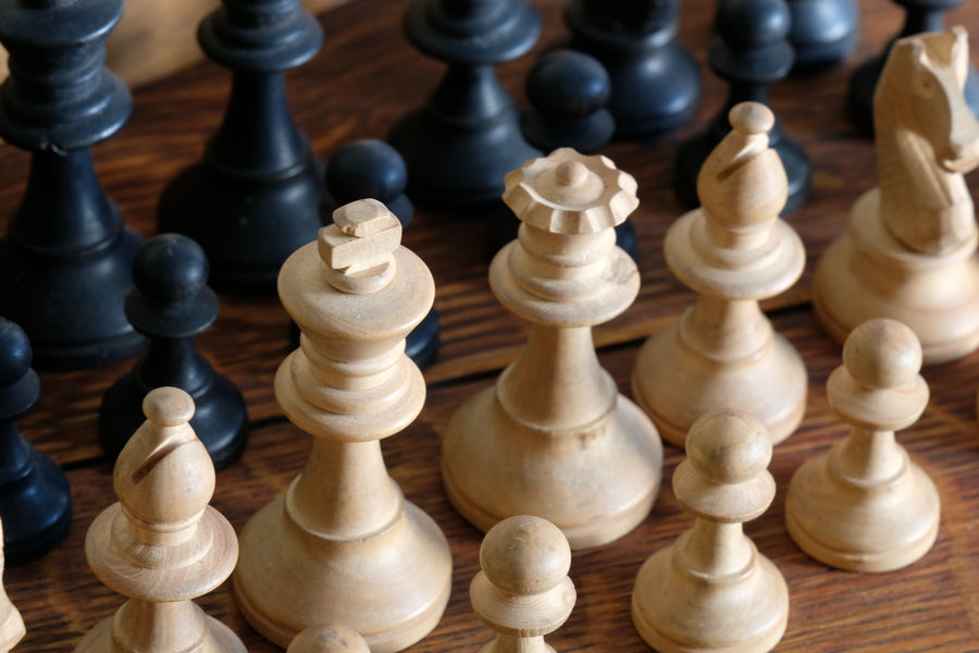 Staunton pattern boxwood & ebonised chess set