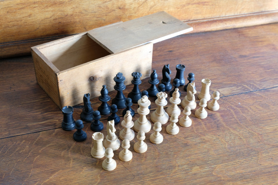 Staunton pattern boxwood & ebonised chess set