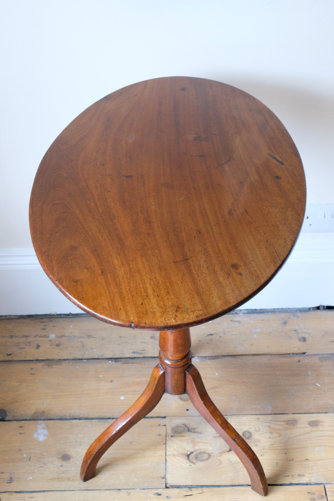 Antique flame mahogany oval wine table - George III