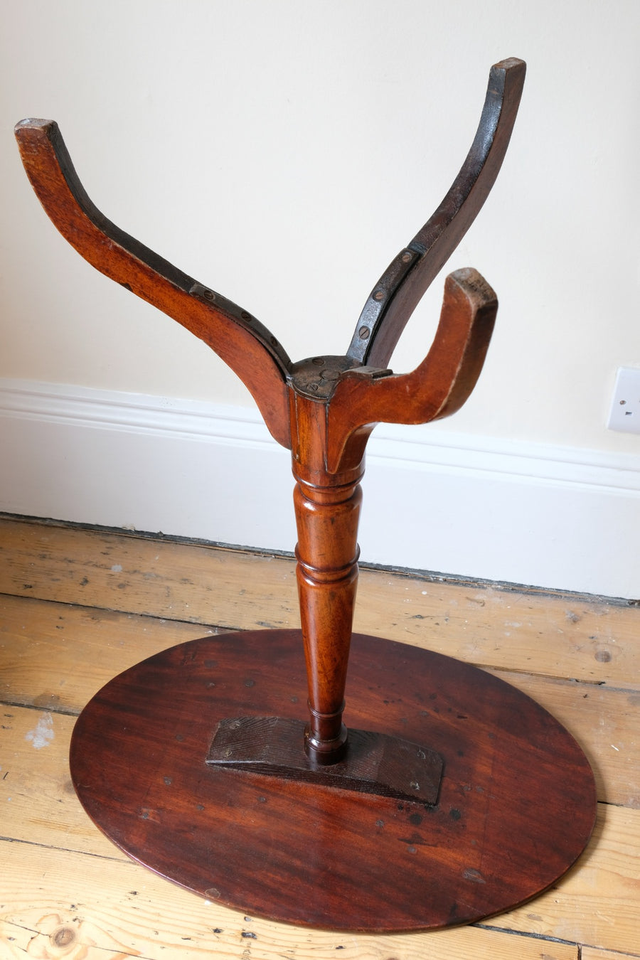 Antique flame mahogany oval wine table - George III