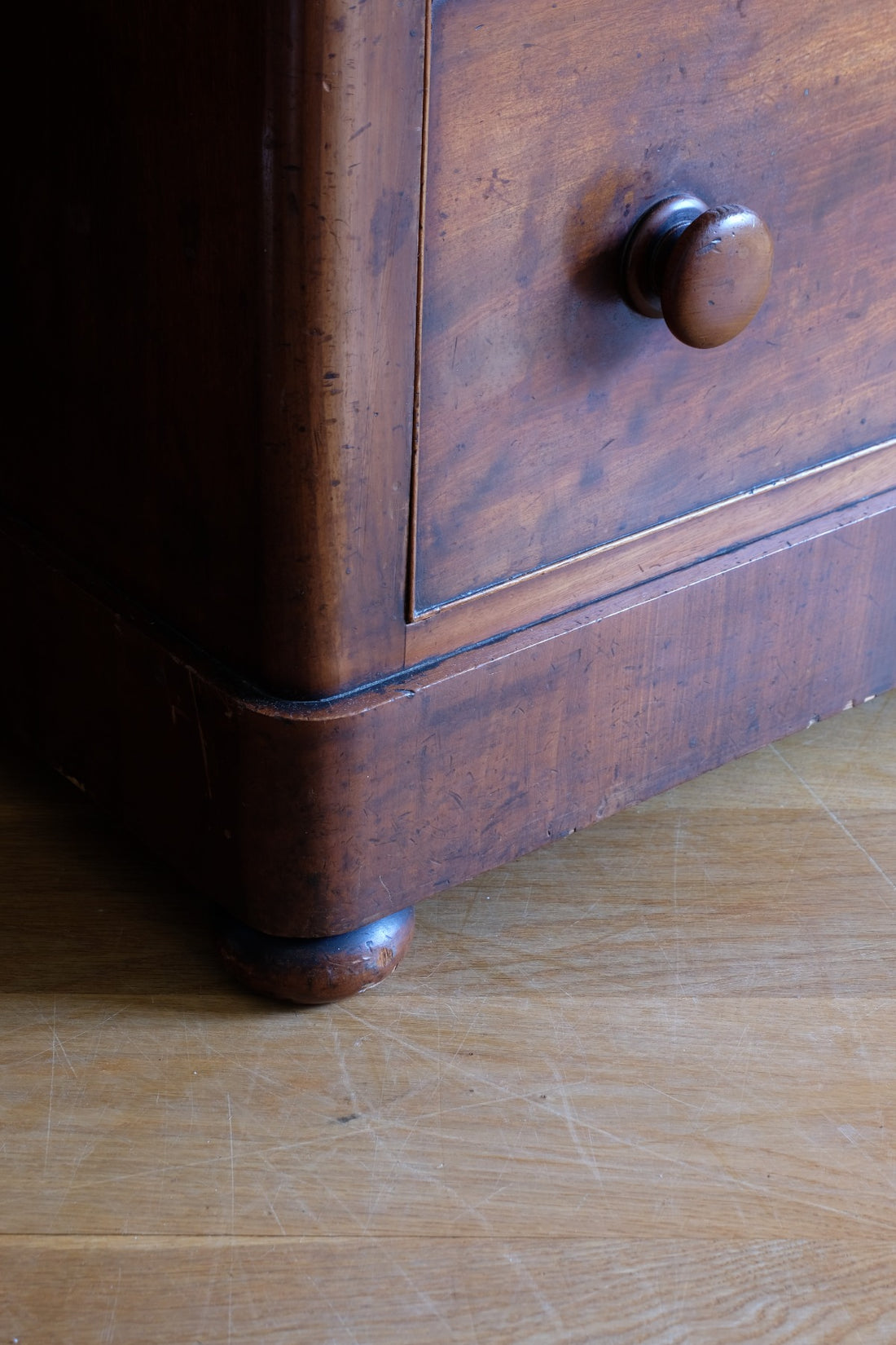 Bun feet on Victorian Mahogany Chest of Drawers – 2‑over‑3 Large Storage