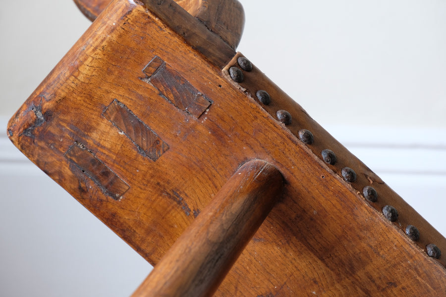 Underside showing rough elm grain and tool marks of the 1950s Spanish Brutalist primitive elm leather chair
