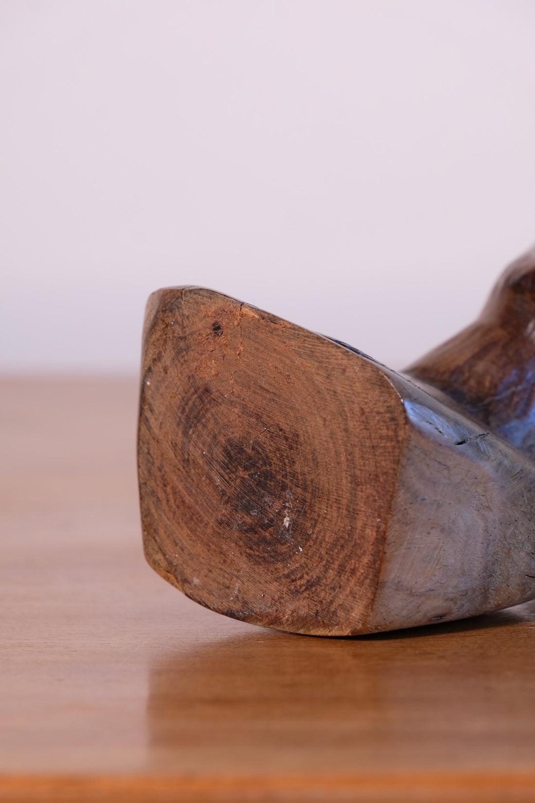 close up of the base and wood grain of a African Hand-Carved Wooden Bust Sculpture – Vintage Tribal Portrait Art (24.5cm)