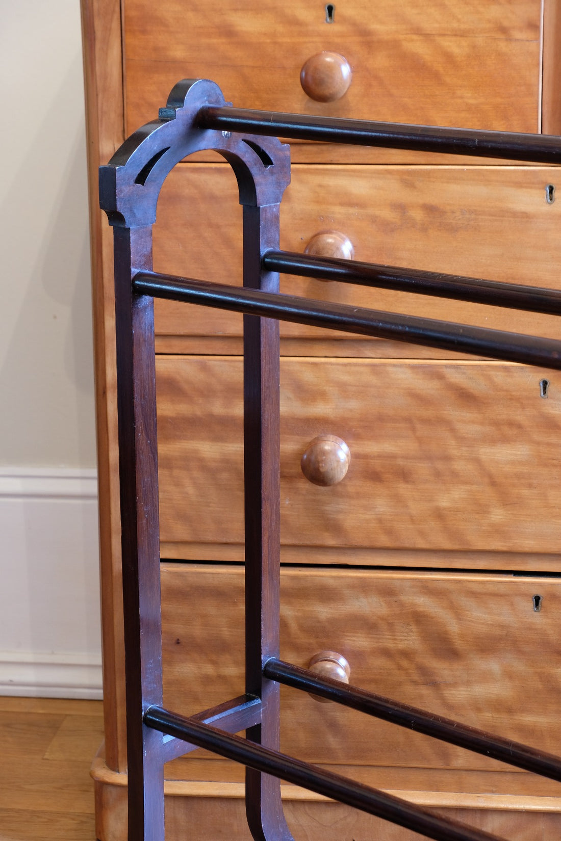 rosewood inlay base on the Victorian Inlaid Rosewood Towel Rail Clothes Horse Antique Stand