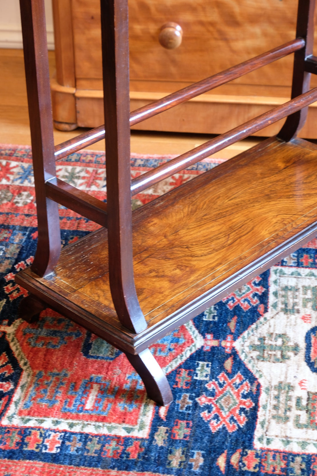 splayed feet - rosewood inlay base on the Victorian Inlaid Rosewood Towel Rail Clothes Horse Antique Stand