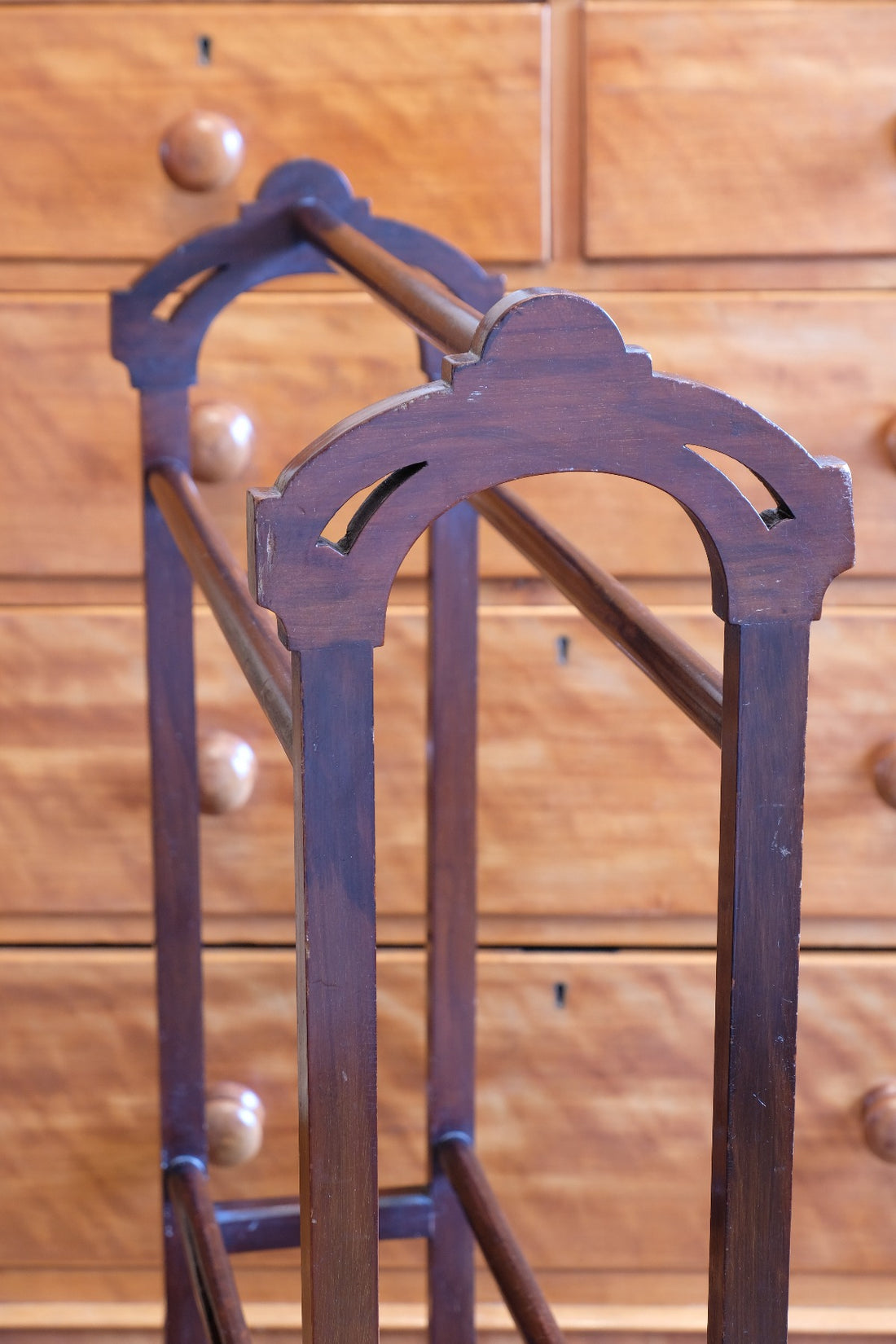 end view - rosewood inlay base on the Victorian Inlaid Rosewood Towel Rail Clothes Horse Antique Stand