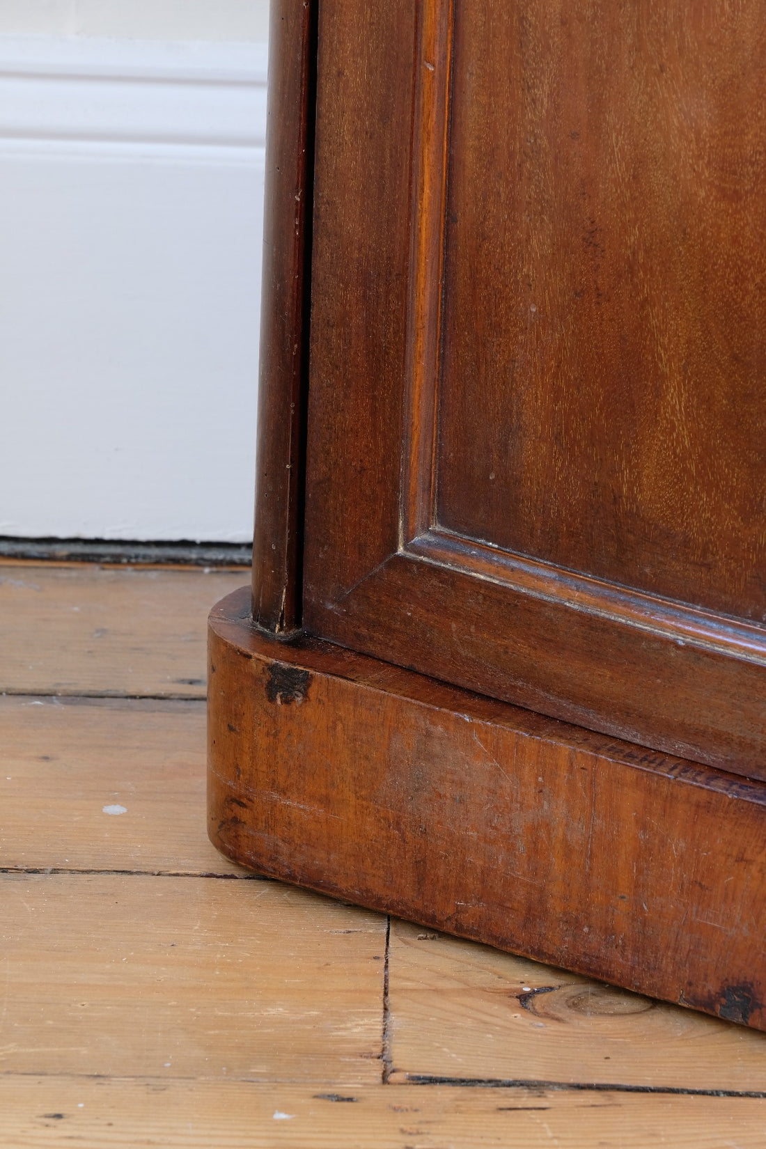 skirting view - 19th Century Mahogany Bedside Cupboard with Single Door & Curved Corners
