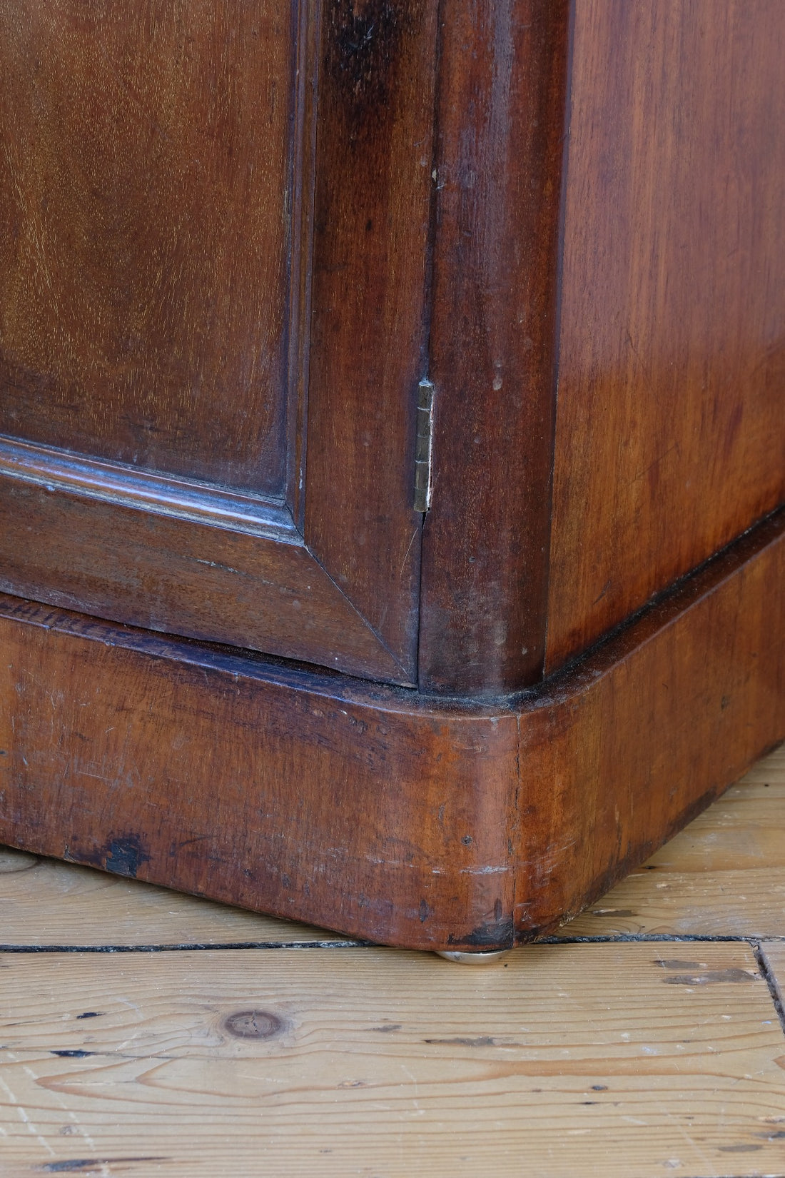 skirting view - 19th Century Mahogany Bedside Cupboard with Single Door & Curved Corners