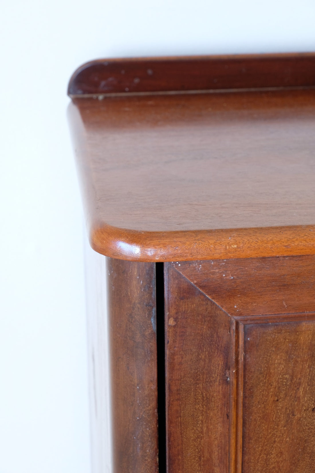 Top, corner edge profile  and upstand - 19th Century Mahogany Bedside night stand Cupboard with Single Door & Curved Corners
