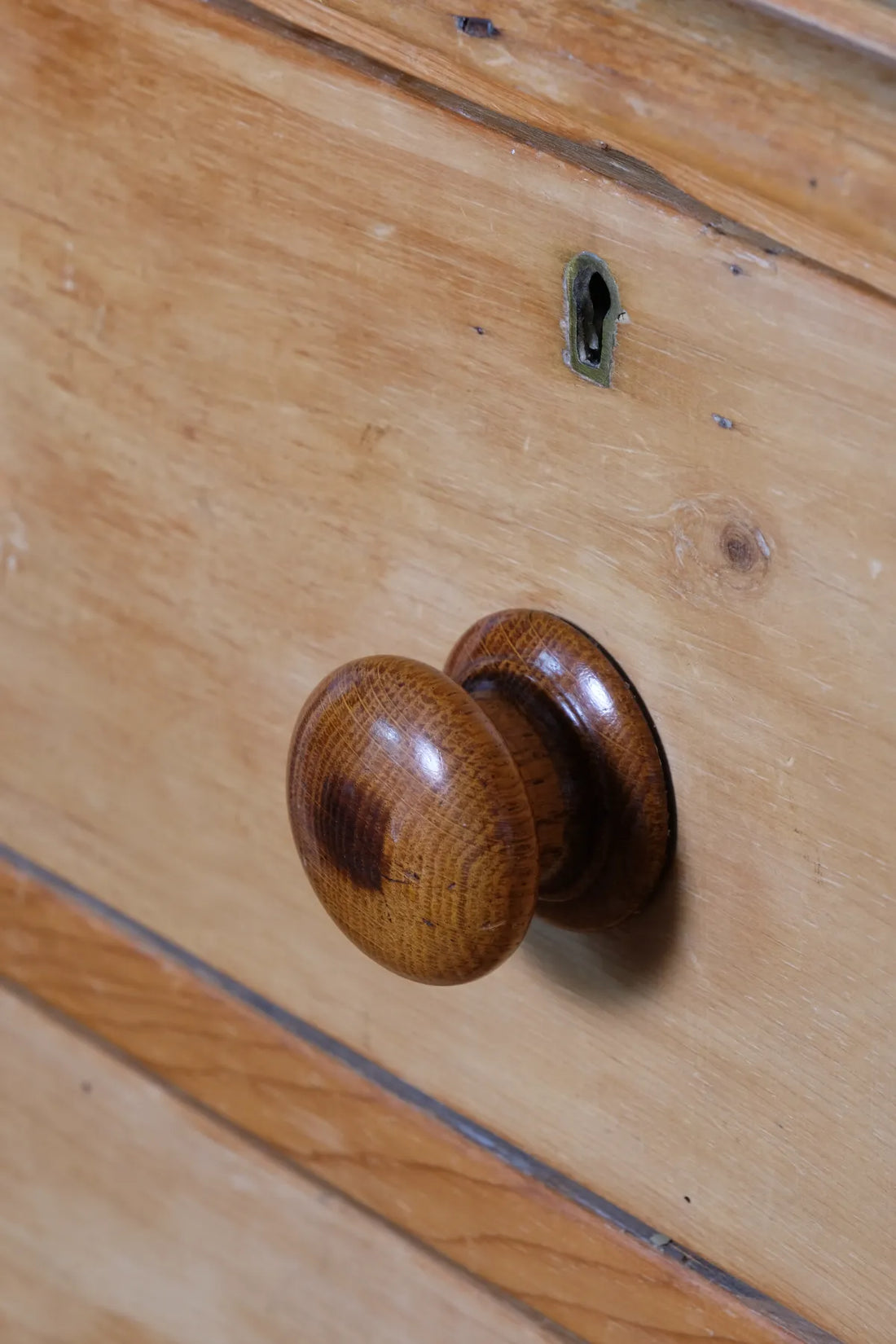 Contrasting pine knob against paler pine drawer front - Victorian Pine Chest of Drawers – Two Small Over Two Deep