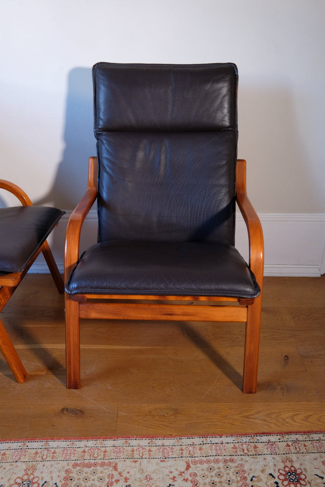 Pair of 1970s Danish Stouby bentwood leather lounge chairs with sculptural oak frame