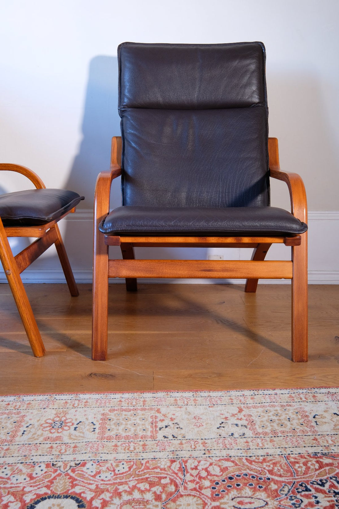 legs of a Pair of 1970s Danish Stouby bentwood leather lounge chairs with sculptural oak frame