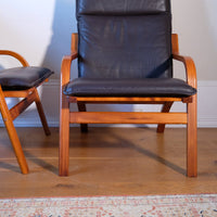 legs of a Pair of 1970s Danish Stouby bentwood leather lounge chairs with sculptural oak frame