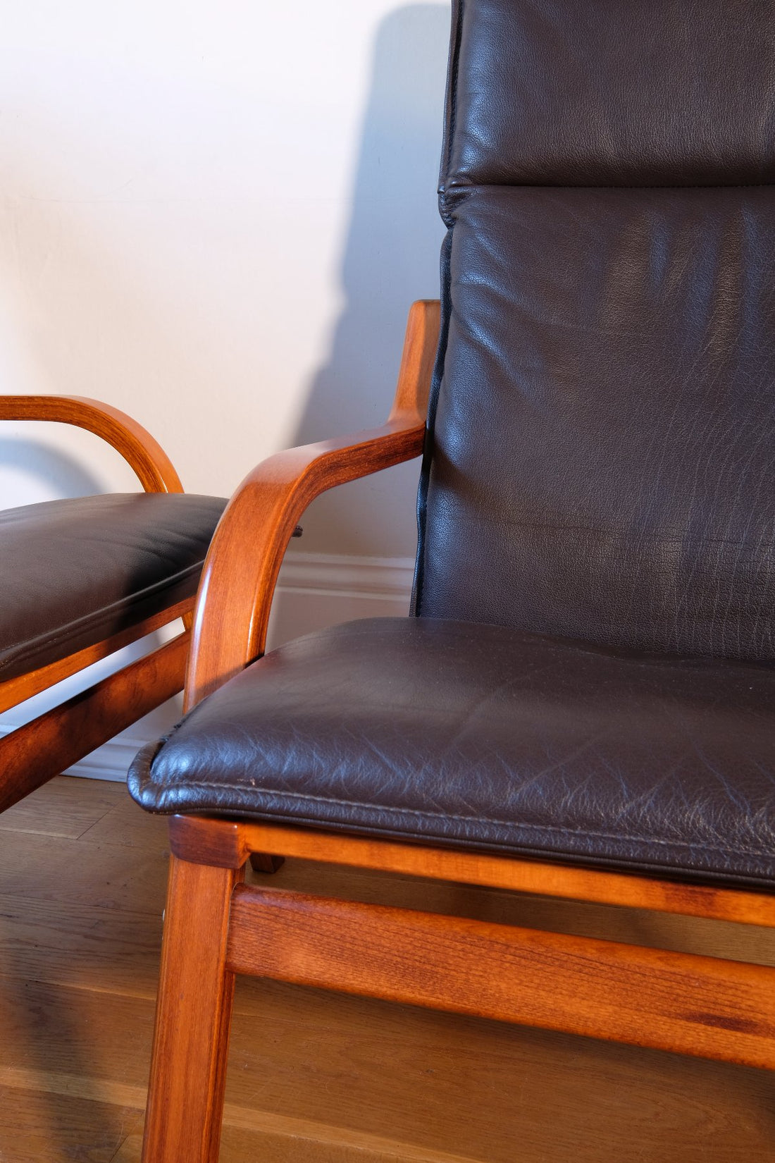 close up of the leather grain on a  1970s Danish Stouby bentwood leather lounge chairs with sculptural oak frame Pair of 1970s Danish Stouby bentwood leather lounge chairs with sculptural oak frame