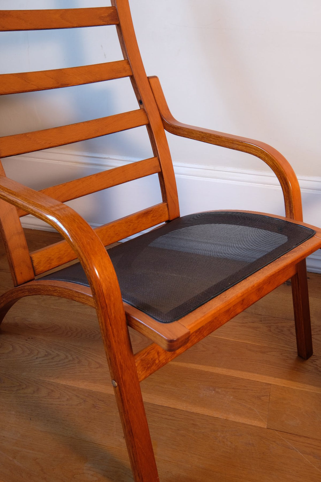 Cushion support of a Pair of 1970s Danish Stouby bentwood leather lounge chairs with sculptural oak frame