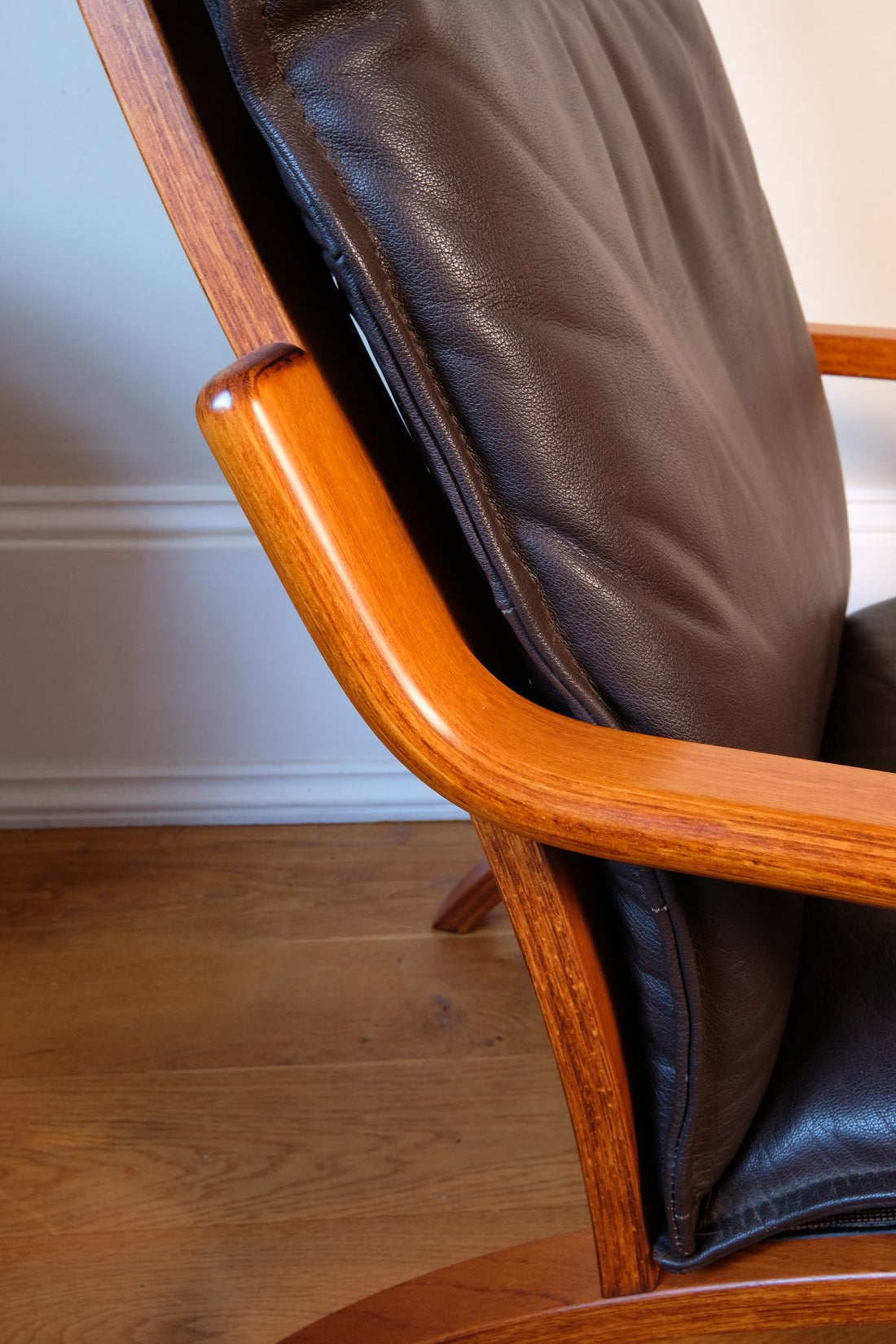 wood detail of a Cushion support of a Pair of 1970s Danish Stouby bentwood leather lounge chairs with sculptural oak frame