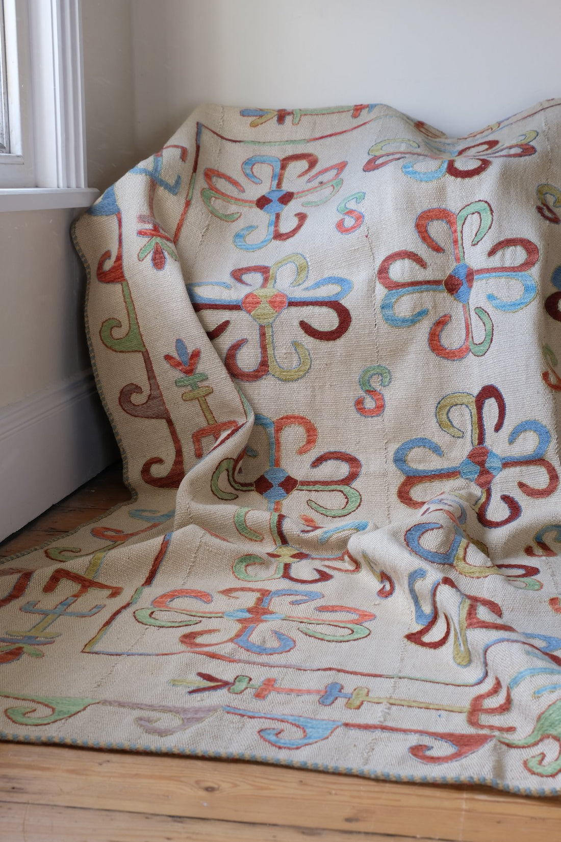 Vintage Uzbek Suzani kilim rug with embroidered floral medallions and vine scroll border, 173 x 230cm