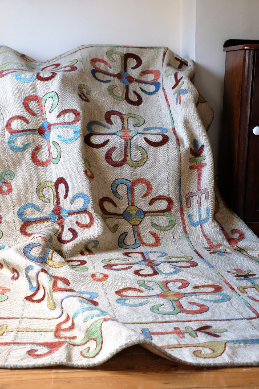 Vintage Uzbek Suzani kilim rug with embroidered floral medallions and vine scroll border, 173 x 230cm